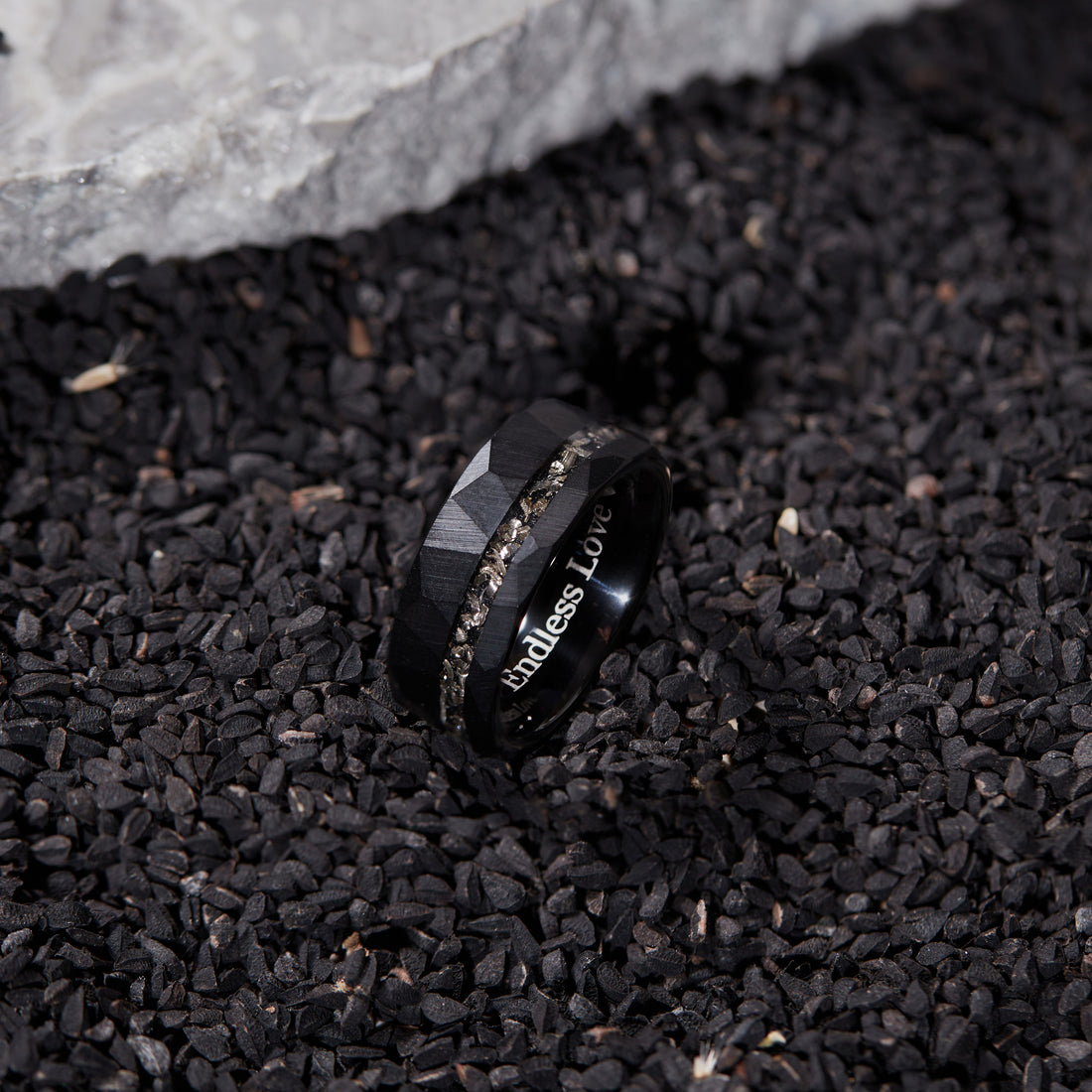 Make a statement with our personalized men's ring – the perfect wedding band for him